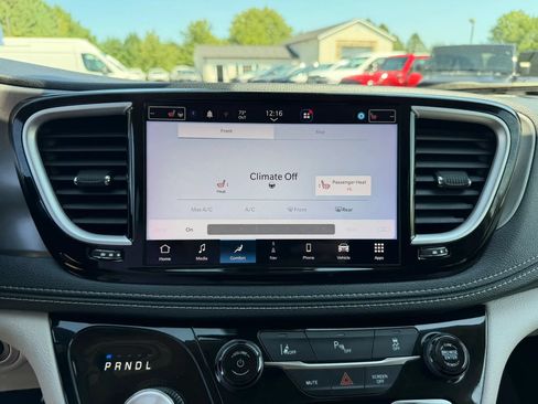 Used 2023 Chrysler Pacifica Touring-L w/ Uconnect Theater Family Group FWD image 25