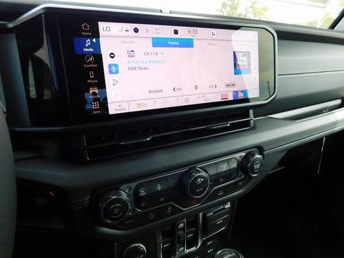 New 2025 Jeep Gladiator Sport image 21