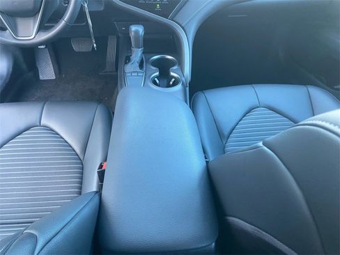 Used 2022 Toyota Camry SE image 11