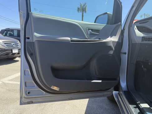 Used 2015 Toyota Sienna XLE w/ XLE Navigation Package image 13