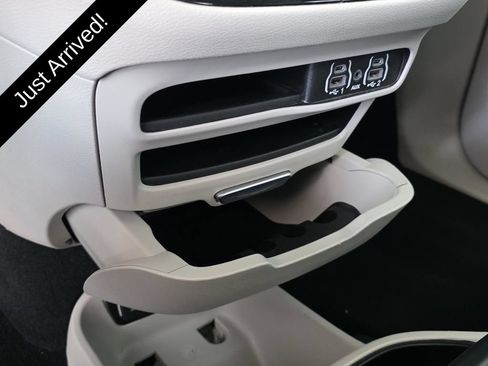 Used 2024 Chrysler Pacifica Touring-L FWD image 25