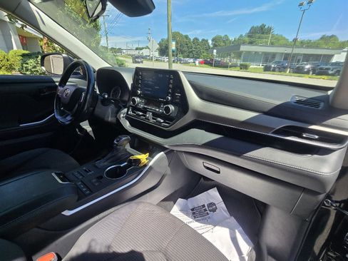 Used 2022 Toyota Highlander LE image 16