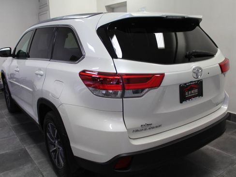 Used 2019 Toyota Highlander XLE AWD/4WD image 4