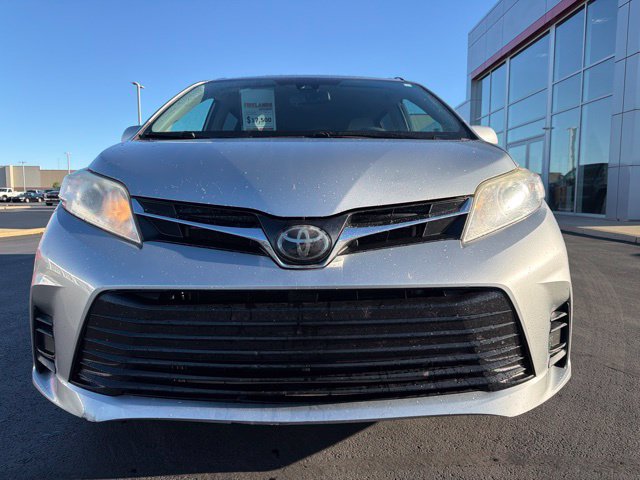 Used 2020 Toyota Sienna LE w/ LE Preferred Package FWD image 2