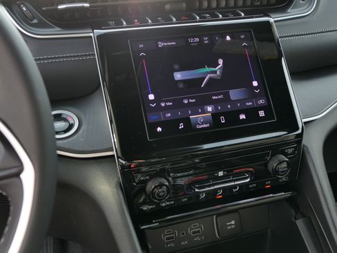 Used 2025 Jeep Grand Cherokee Laredo X image 16