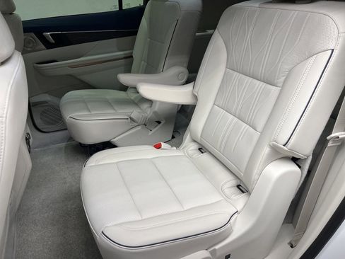 Used 2025 Buick Enclave Avenir image 8