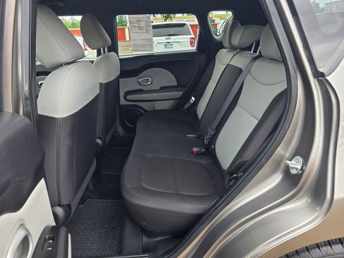 Used 2015 Kia Soul FWD image 10