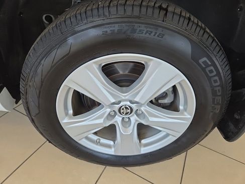 Used 2022 Toyota Highlander LE image 10