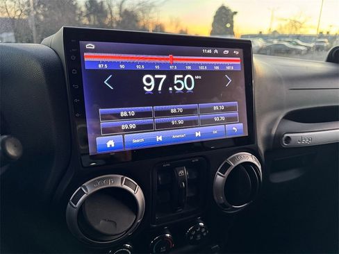 Used 2013 Jeep Wrangler Unlimited Freedom Edition image 18