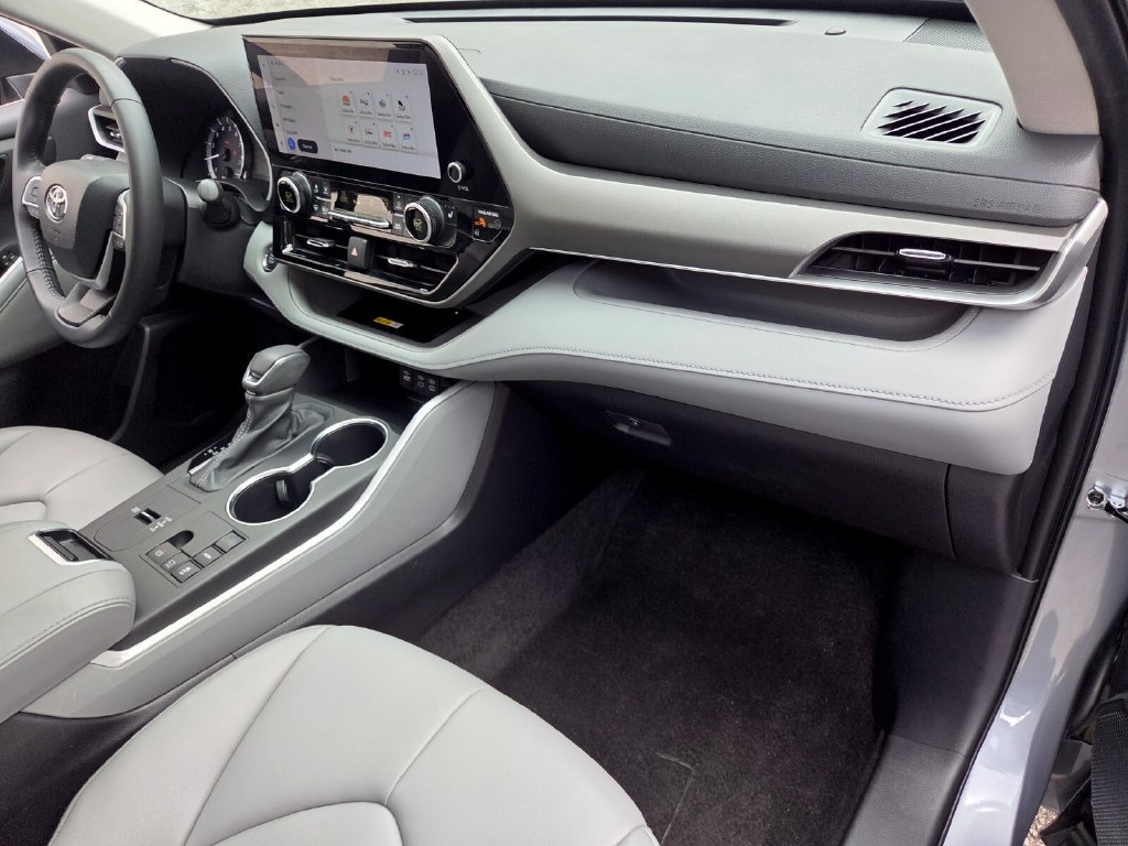 Used 2023 Toyota Highlander XLE FWD image 18