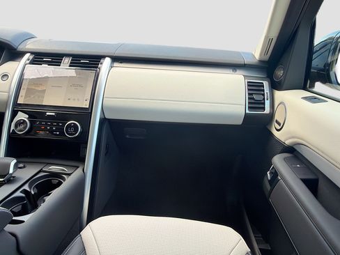 New 2026 Land Rover Discovery Limited Edition image 19