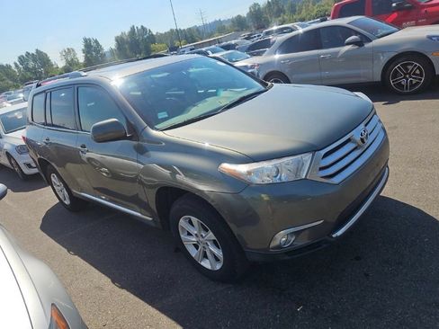 Used 2012 Toyota Highlander SE w/ Tow Pkg AWD/4WD image 2