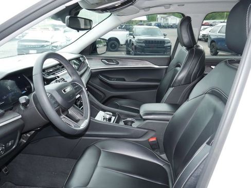 Used 2024 Jeep Grand Cherokee Limited w/ Black Appearance Package AWD/4WD image 3