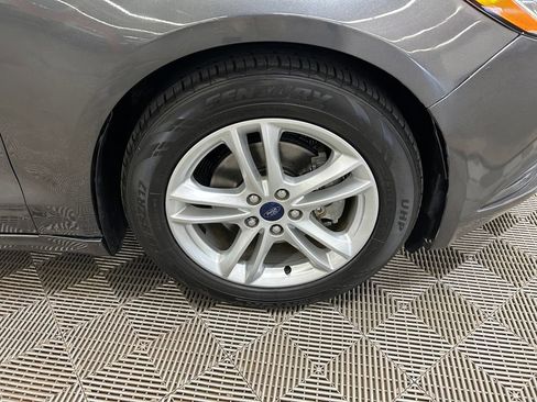 Used 2018 Ford Fusion SE FWD image 2