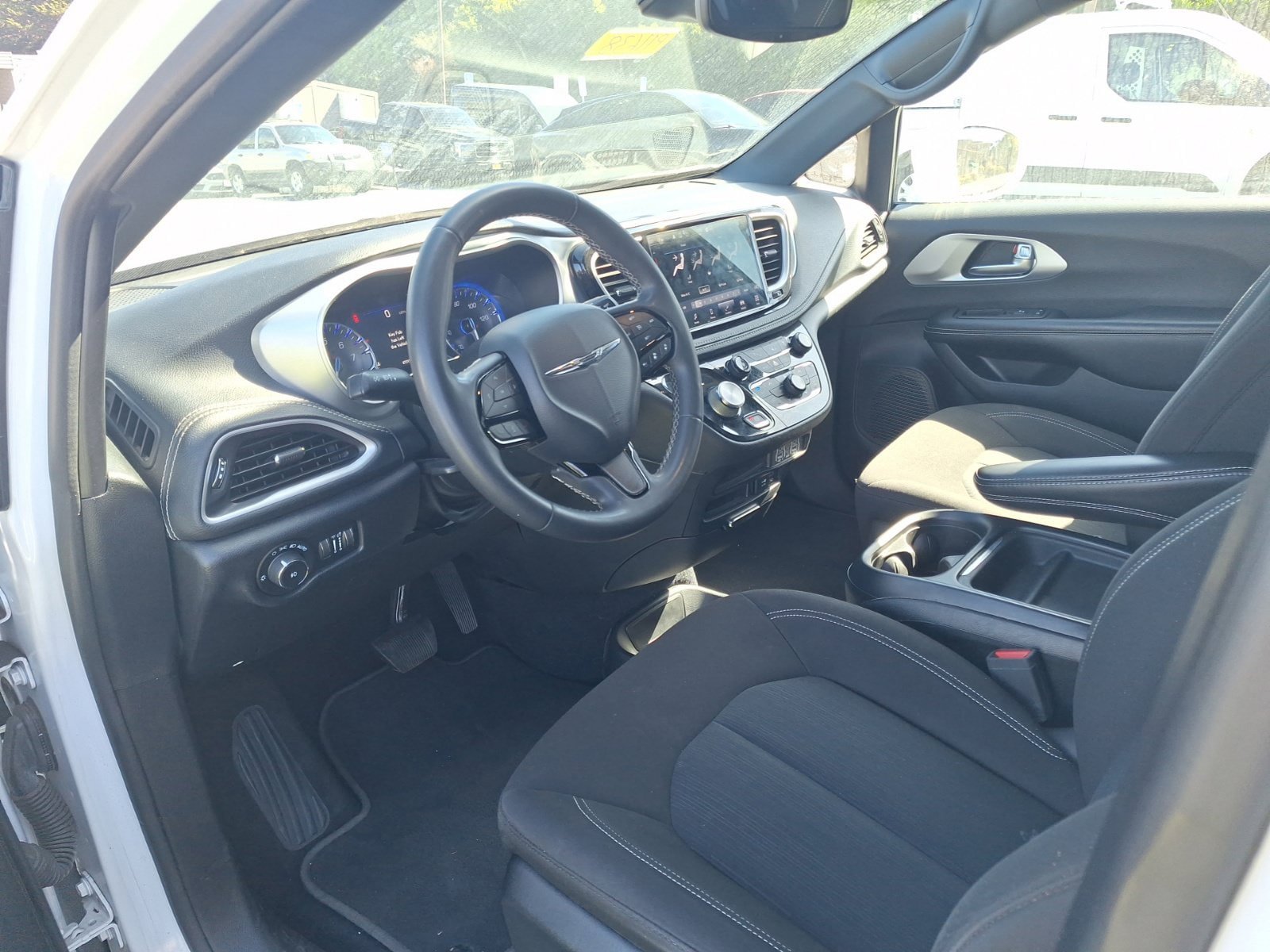 Used 2022 Chrysler Pacifica Touring FWD image 9
