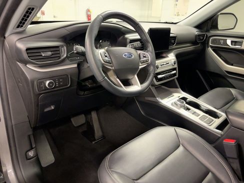 Used 2022 Ford Explorer XLT w/ Equipment Group 202A image 3