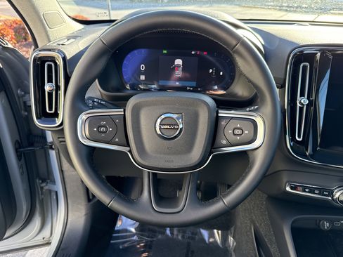 Used 2025 Volvo XC40 B5 Core image 18