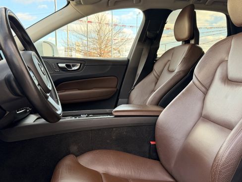 Used 2019 Volvo XC60 T5 Momentum w/ Multimedia Package image 13
