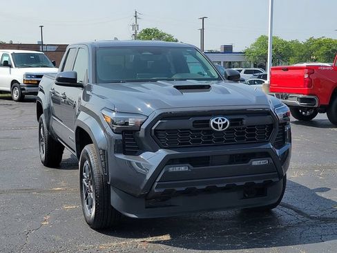 Used 2024 Toyota Tacoma TRD Sport w/ TRD Sport Upgrade Package AWD/4WD image 4