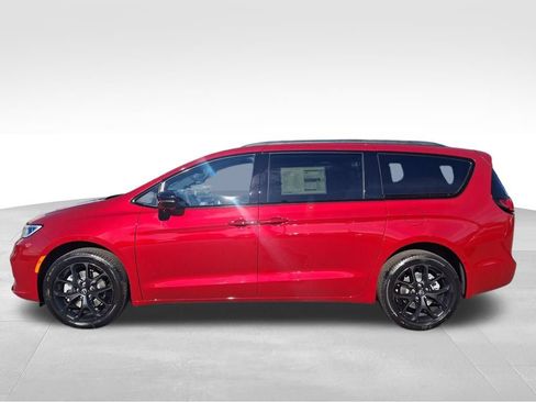 New 2026 Chrysler Pacifica Limited w/ S Appearance Package AWD/4WD image 4