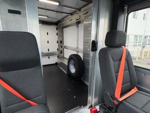 Used 2024 Chevrolet Brightdrop 400 w/ Commercial Equipment Package image 32