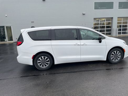 Used 2024 Chrysler Pacifica Select FWD image 7