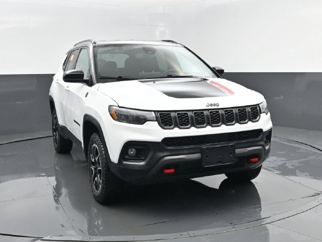 Used 2025 Jeep Compass Trailhawk AWD/4WD image 2
