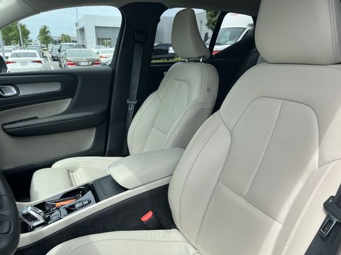 Used 2024 Volvo XC40 B5 Plus w/ Protection Package Premier AWD/4WD image 17