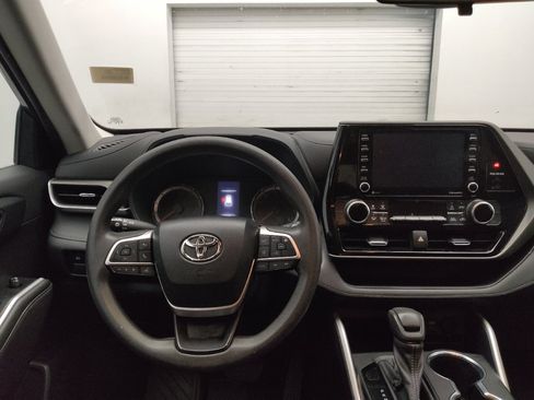 Used 2022 Toyota Highlander L FWD image 22