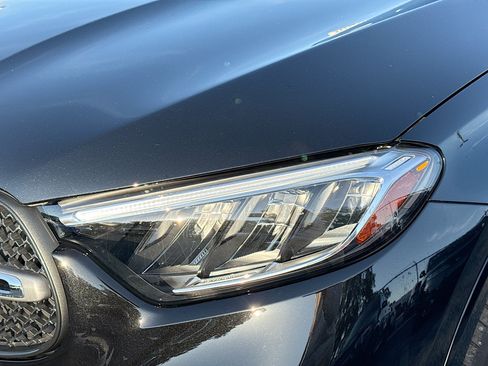 Used 2025 Mercedes-Benz GLC 300 4MATIC image 9