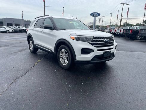 Used 2022 Ford Explorer XLT AWD/4WD image 3