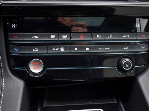 Used 2018 Jaguar F-PACE R-Sport image 27