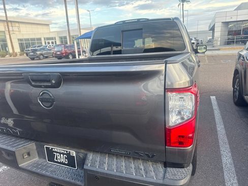 Used 2019 Nissan Titan SV w/ SV Convenience Package RWD image 12