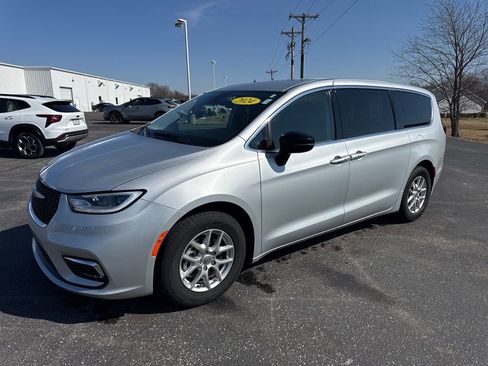 Used 2024 Chrysler Pacifica Touring-L image 5