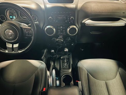 Used 2017 Jeep Wrangler Unlimited Sahara w/ Connectivity Group AWD/4WD image 16
