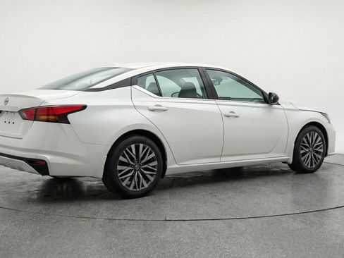 Used 2025 Nissan Altima 2.5 SV image 9