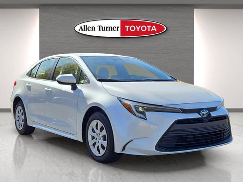 Used 2023 Toyota Corolla LE image 1