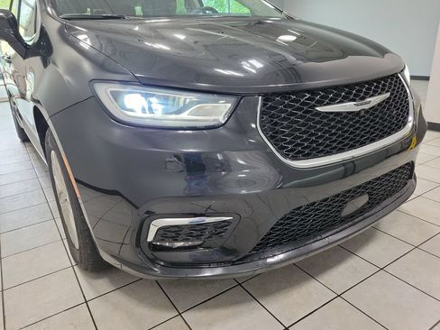 Used 2022 Chrysler Pacifica Touring-L AWD/4WD image 25