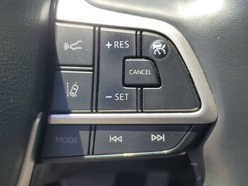 Used 2022 Toyota Highlander XLE AWD/4WD image 12