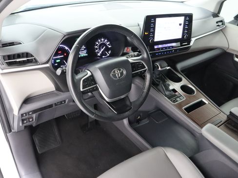 Used 2021 Toyota Sienna XLE FWD image 13