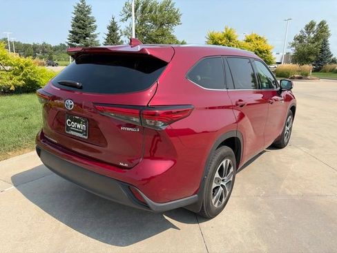 Used 2021 Toyota Highlander XLE AWD/4WD image 3