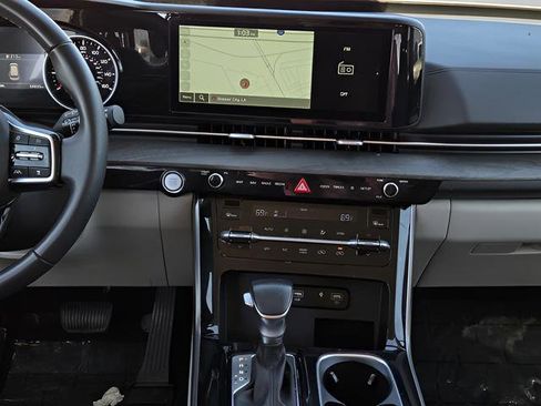 Used 2024 Kia Carnival EX image 23