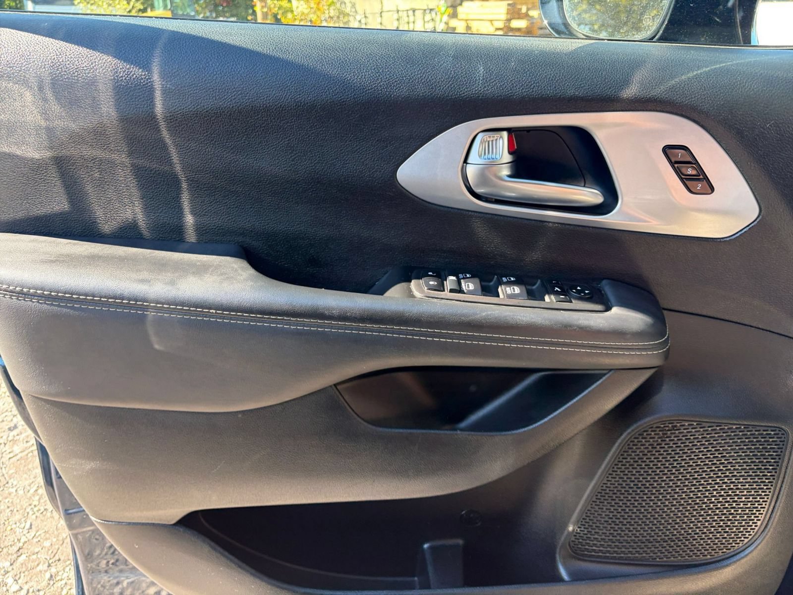 Used 2025 Chrysler Pacifica Limited FWD image 18