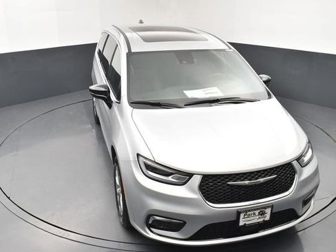 New 2026 Chrysler Pacifica Select AWD/4WD image 13