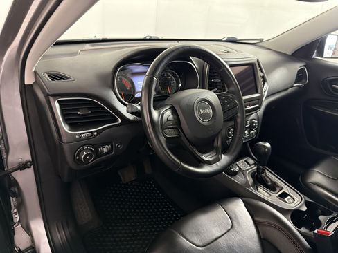 Used 2019 Jeep Cherokee Trailhawk w/ Comfort/Convenience Group AWD/4WD image 4