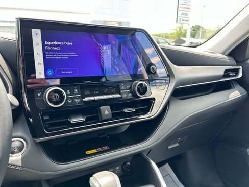Used 2025 Toyota Highlander XLE AWD/4WD image 42