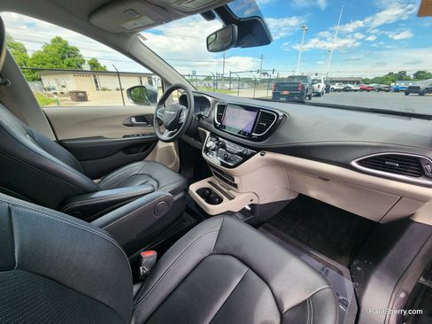 Used 2022 Chrysler Pacifica Touring-L FWD image 51