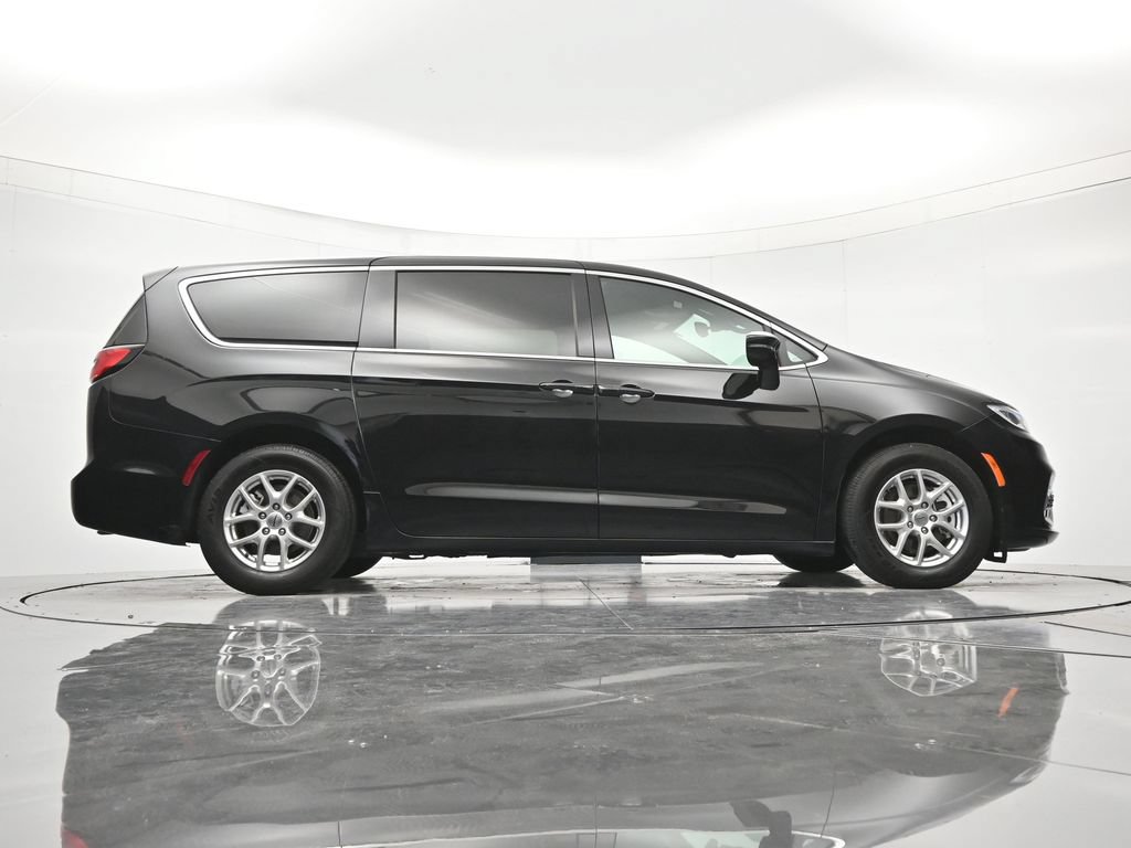 Used 2025 Chrysler Pacifica Select FWD image 39