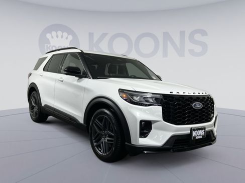 Used 2025 Ford Explorer ST image 10