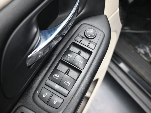 Used 2016 Dodge Grand Caravan SXT FWD image 19